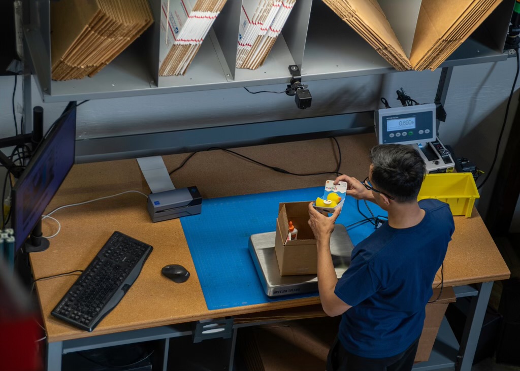 Rabot pack station with camera and AI-powered quality control